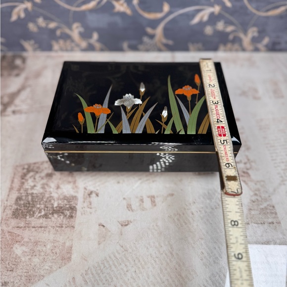 Vintage Black Lacquer Music Box Floral Inlay Jewelry Box Mirror Lid - Picture 4 of 9